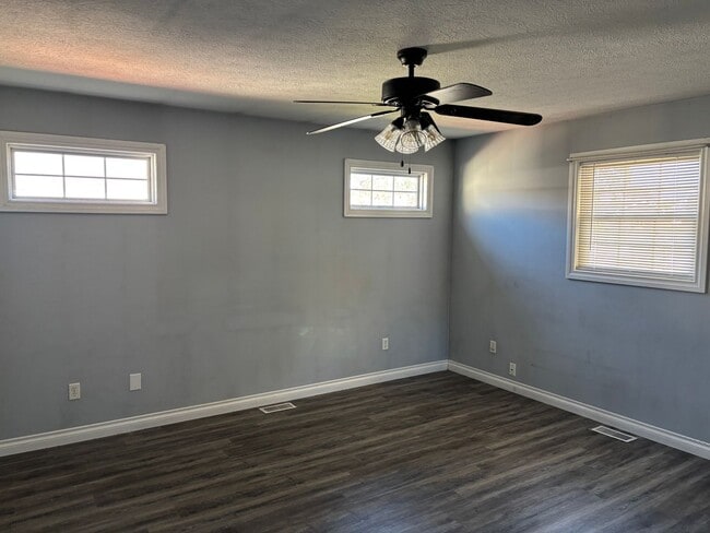 Building Photo - New Phila 3bed Ranch w/ Garage & Full Basement