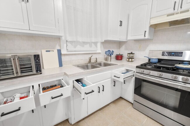 Building Photo - 21 Lord Ave