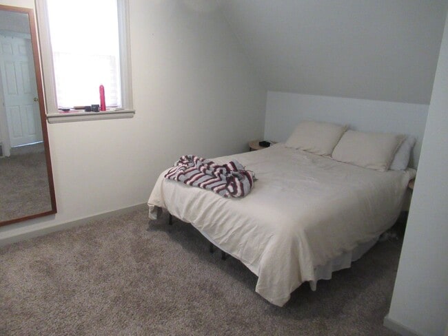 Building Photo - 3 bedroom house with garage