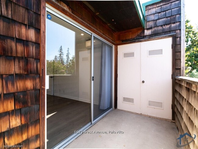 Building Photo - 653 Forest Ave