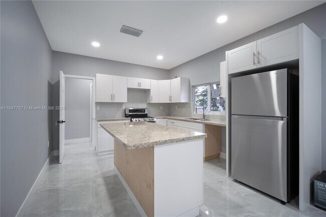 Building Photo - 1114 SW 13th Ct