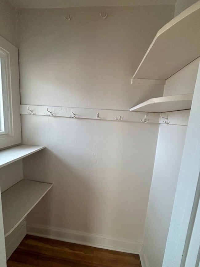 Building Photo - Beautiful Top-Floor 1Bd/1Ba Apartment with City Park Views