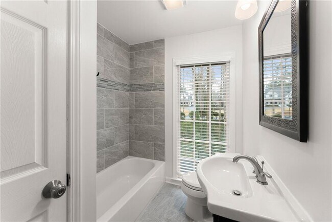 Building Photo - 4540 Club Valley Dr NE