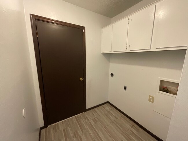 Building Photo - 3 bed, 2 bath, 1 car garage Duplex