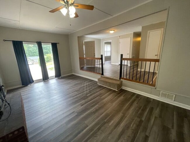Building Photo - 1306 Northwoods Dr