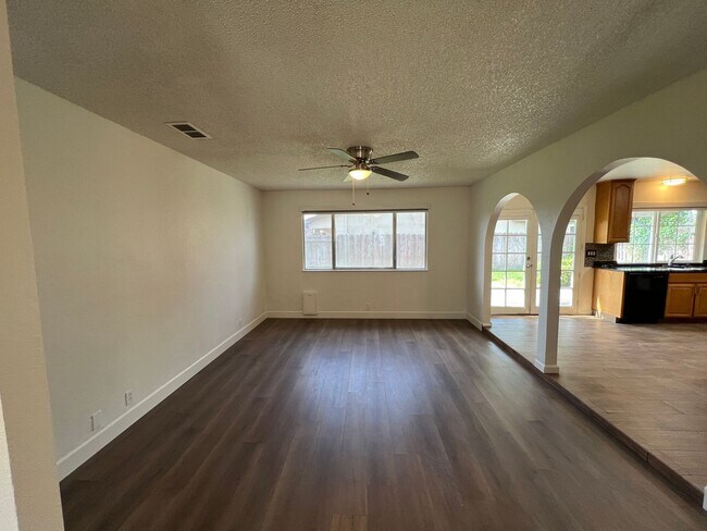 Building Photo - Updated 3 bedroom single story in Manteca!