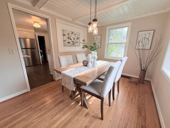 Building Photo - Beautiful 3B/2B First Addition Area in Lake Oswego