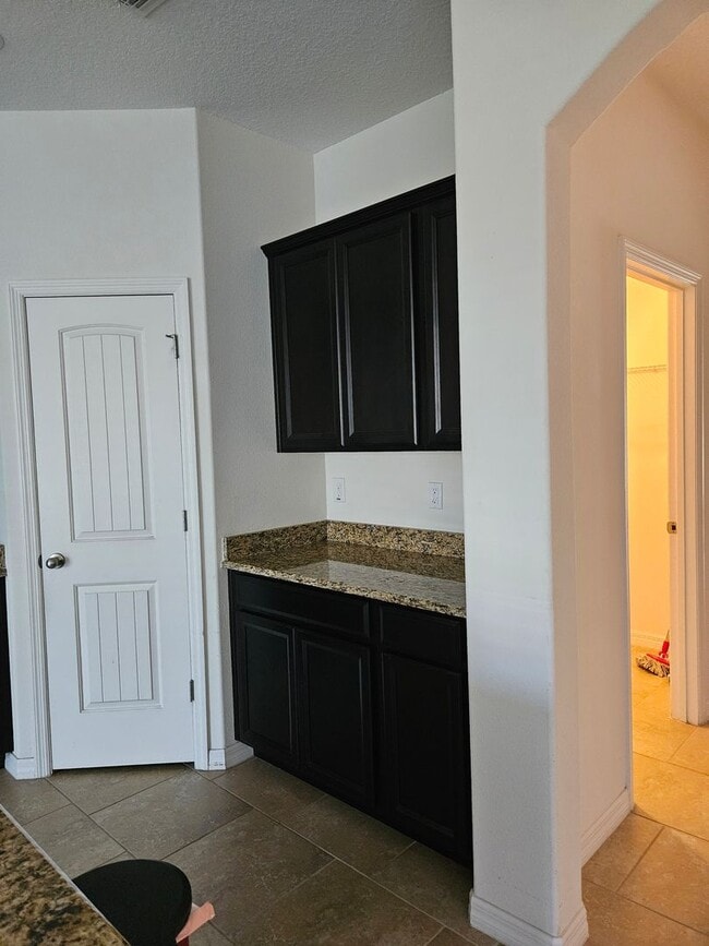 Building Photo - BEAUTIFUL 4 BEDROOM 3 BATH HOME IN THE BEA...