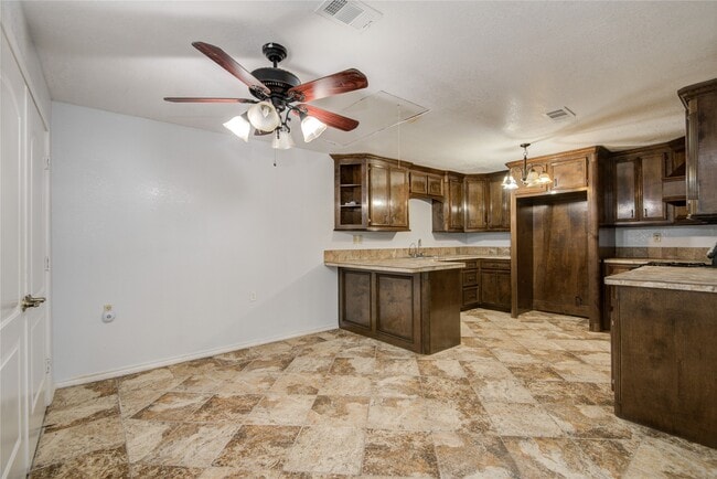 Building Photo - 811 W 7th St