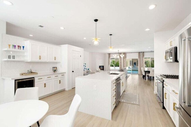 Building Photo - 836 Mira Grande