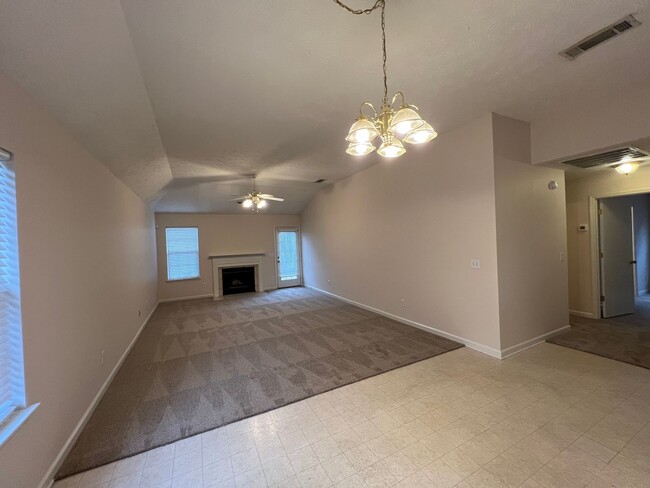 Building Photo - Open Floor Plan - 3 BR 2 Bath Home in Lake...