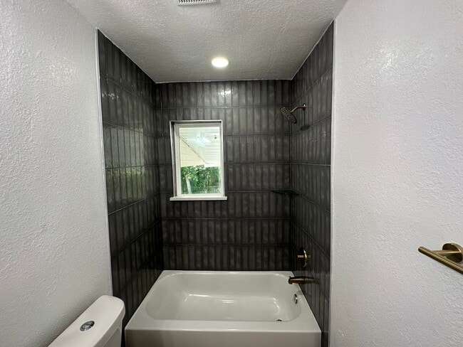 Building Photo - Beautiful 2 bedroom 1 bathroom newly remod...