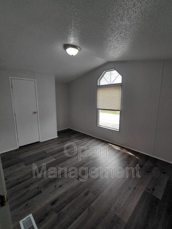 Building Photo - 301 Mantle Ave