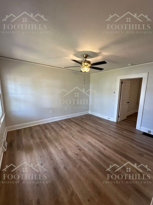 Building Photo - 1 Bedroom + Bonus Room Duplex with Storage...