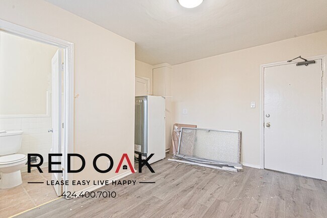 Building Photo - 615 N Rossmore Ave
