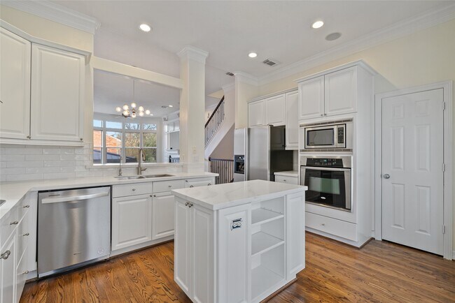 Building Photo - 1515 Hyde Park Blvd