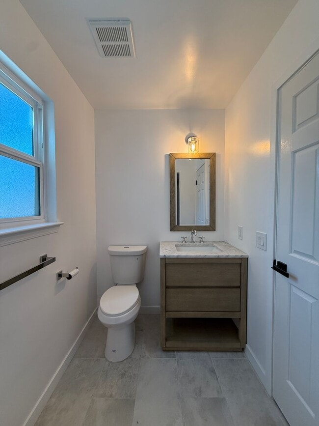 Building Photo - Beautifully Updated Single Story Custom Ho...