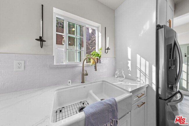 Building Photo - 2615 Canyon Dr