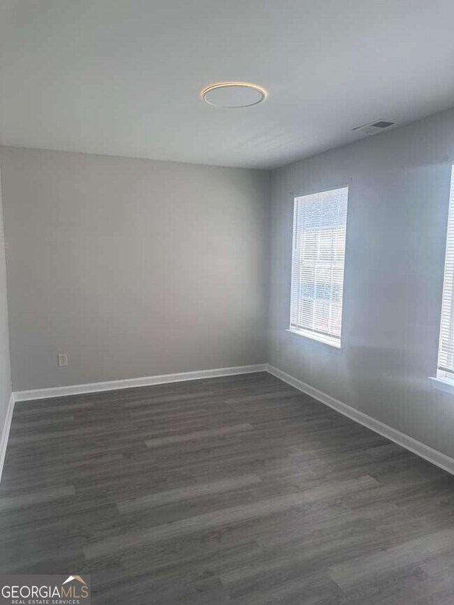 Building Photo - 400 Stonehaven Cir