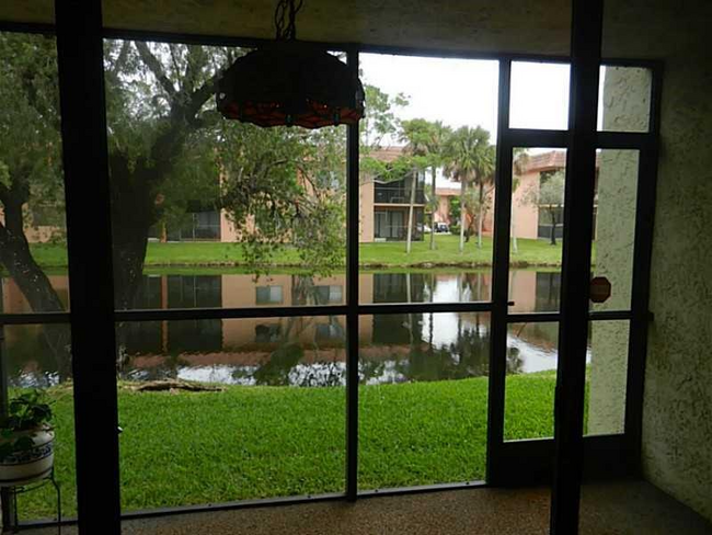 Building Photo - 305 Lakeview Dr