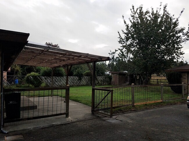Building Photo - Classic Mid-Century Modern Rambler In Port...