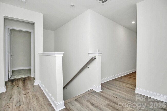 Building Photo - 6029 Mariemont Cir