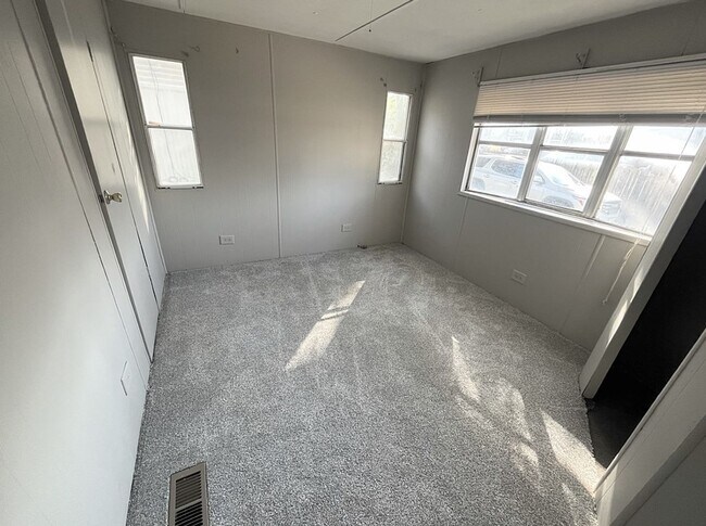 Building Photo - 1360 E Commercial St