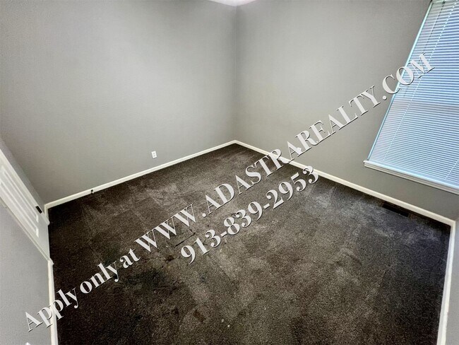 Building Photo - Beautiful 4 Bed Townhome in Gardner-Coming...