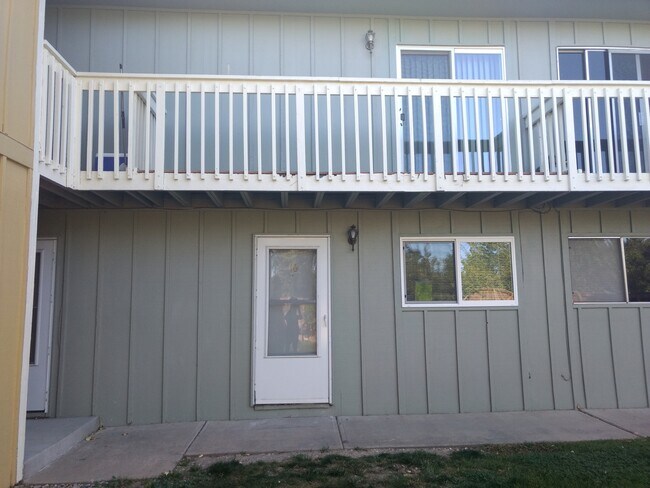 Building Photo - Updated 2 Bed 1 Bath Townhouse close to downtown Louisville