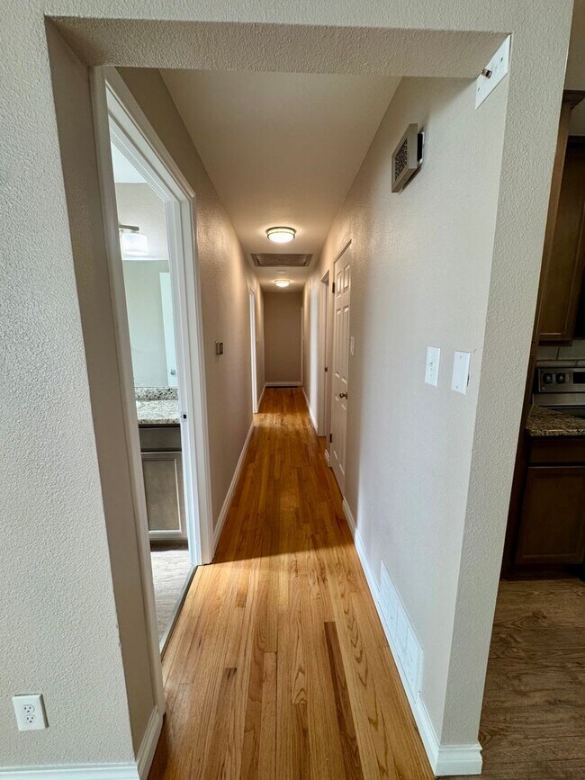 Building Photo - Charming 3 bedroom/2 bath close to UCCS