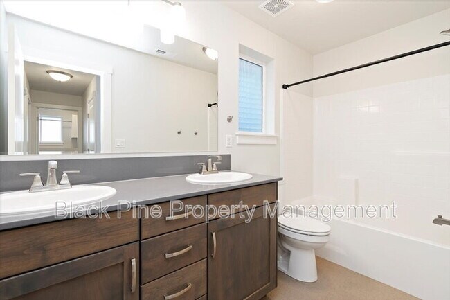 Building Photo - 3098 N Lochness Ave