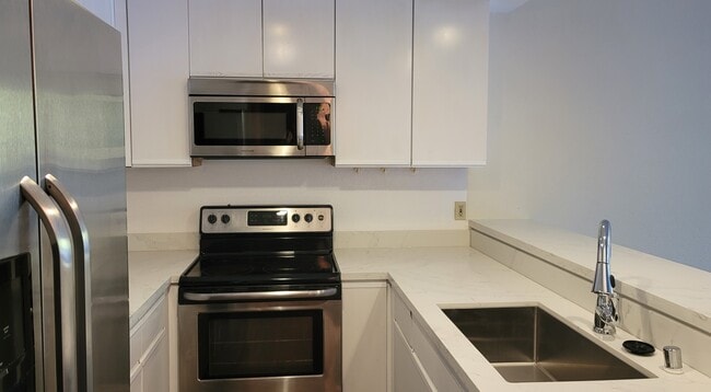 kitchen w/stainless steel appliances & quartz counters - 411 Park Ave