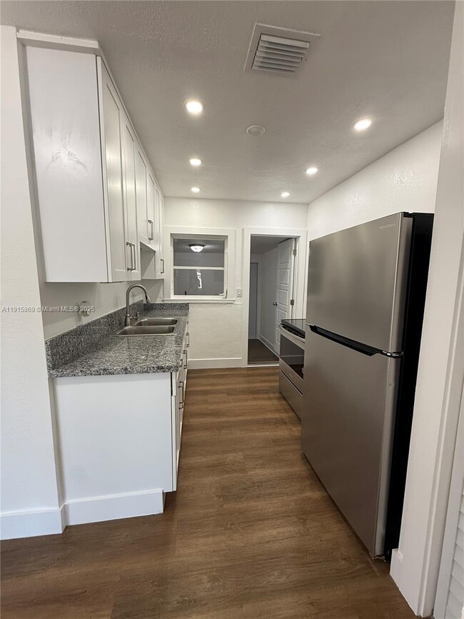 Building Photo - 2770 SW 34th Ct