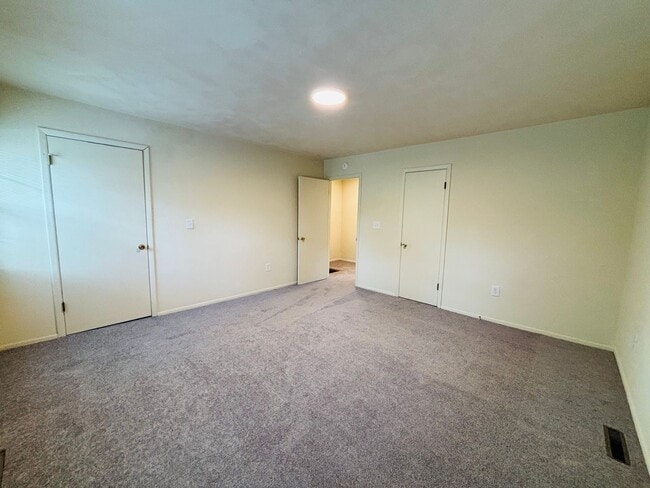 Building Photo - 2 Bedroom, 1.5 Bath Townhouse