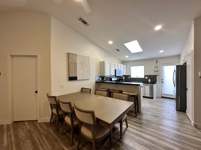 Building Photo - 54445 Avenida Alvarado