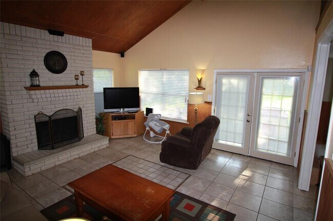 Building Photo - 420 Old Course Dr