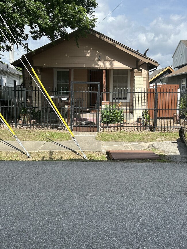 Building Photo - 1507 Bonner St