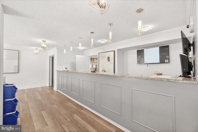 Building Photo - 118 Monroe St