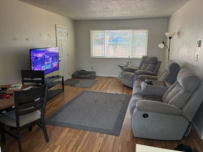 Building Photo - Remodeled 2 Bed 1 Bath Duplex in North For...