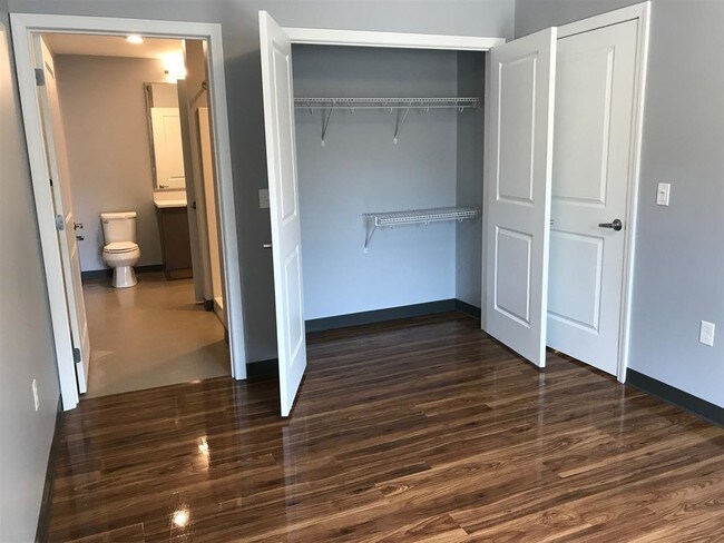 Building Photo - 15 E Ridge Dr