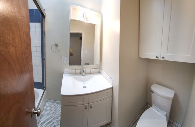 Building Photo - Large 5 Bedroom Home close to Poly Campus!!