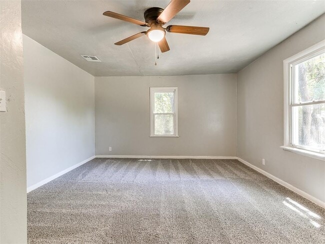 Building Photo - 3220 NE 14th Pl