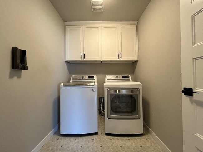 Building Photo - Expansive 2020 Forest Grove Home with 4 Bedrooms, Loft, Modern Kitchen & Covered Patio