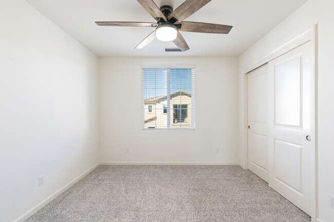 Building Photo - Charming Riverstone Home with Spacious Kitchen Island & Private Backyard