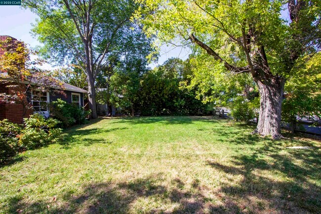 Building Photo - 409 Soule Ave