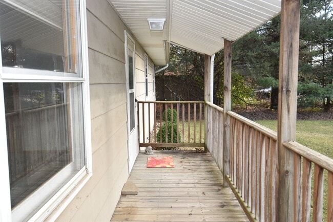 Building Photo - Mishawaka- 3 bedroom Country living near the Main Street Shopping and Edison Lakes business distr...