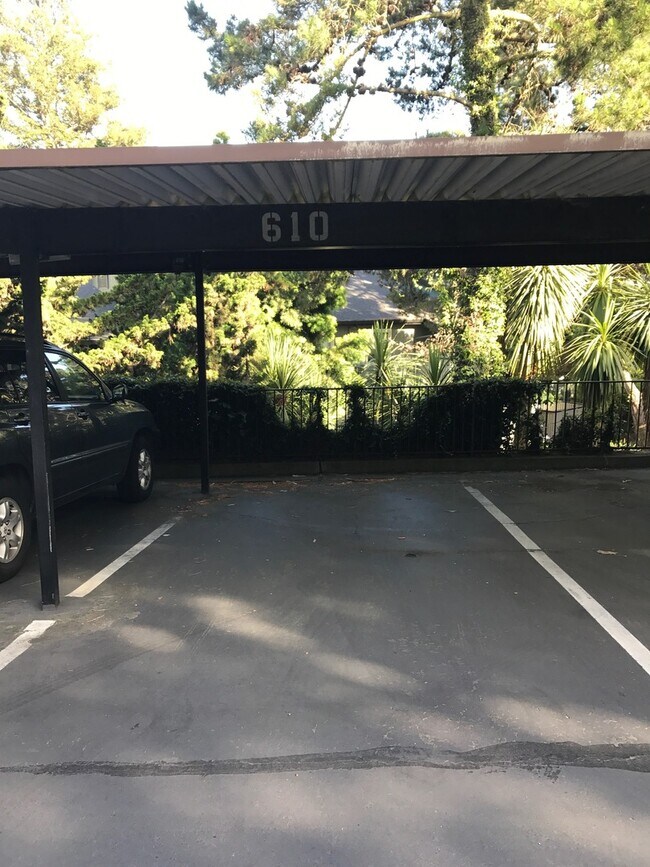 Building Photo - MOVE-IN READY! Peaceful 1-Bedroom Top Floo...