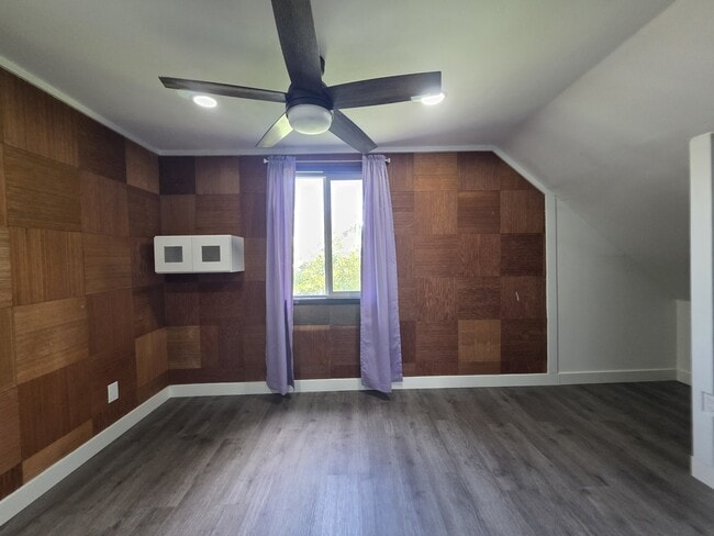 Building Photo - 1060-KE1060 15th St NE