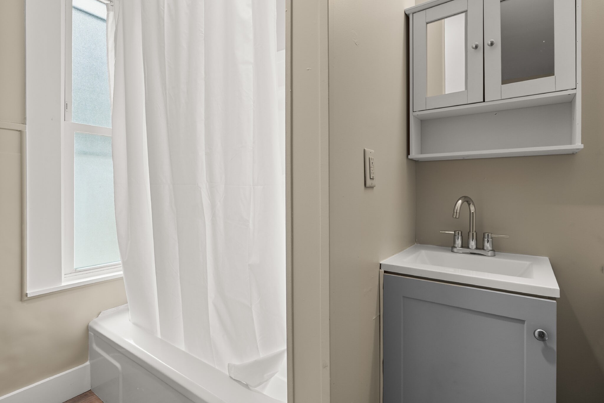 Bathroom tub/shower, vanity - 334 1st St
