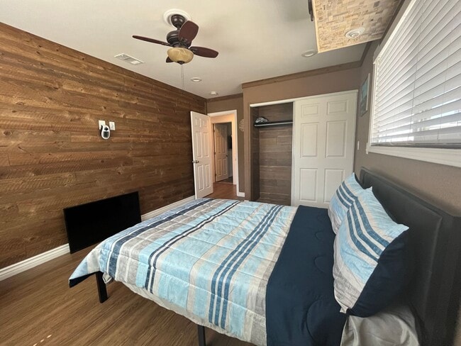 Building Photo - 3bdr 2 bth with a Bonus Room in Spring Val...